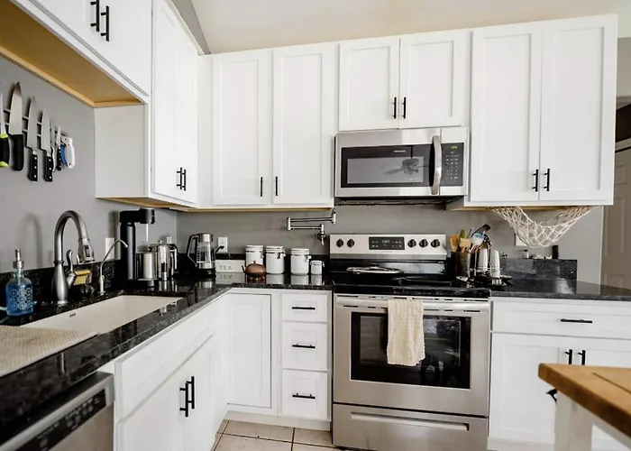 Family Friendly Home In Walking District, 5 Minutes From Beach