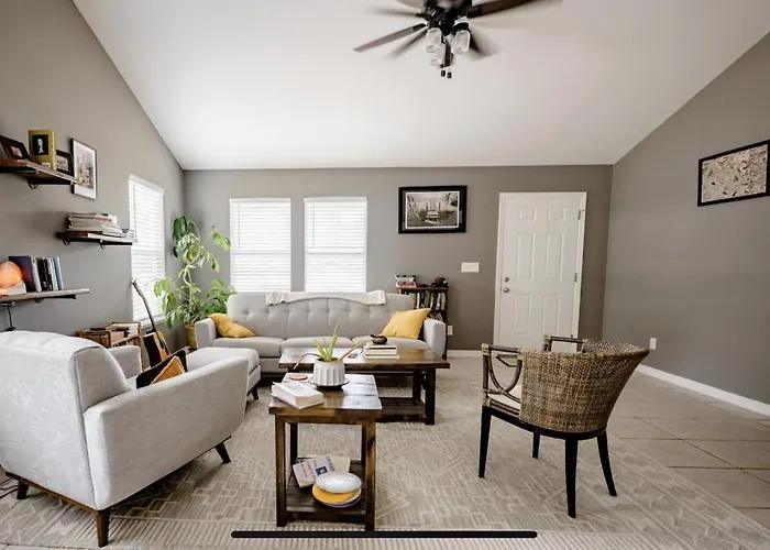 Family Friendly Home In Walking District, 5 Minutes From Beach