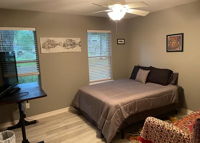 Family Friendly Home In Walking District, 5 Minutes From Beach